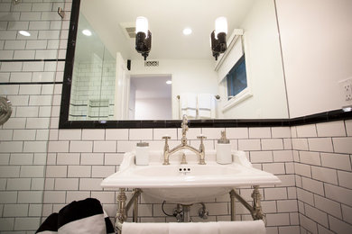 ロサンゼルスにあるお手頃価格の小さなトランジショナルスタイルのおしゃれなバスルーム (浴槽なし) (モノトーンのタイル、磁器タイル、白い壁、磁器タイルの床) の写真