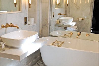 Foto de cuarto de baño contemporáneo con baldosas y/o azulejos beige, paredes grises y suelo de baldosas de porcelana