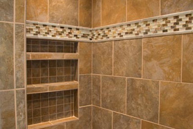 Foto de cuarto de baño principal tradicional de tamaño medio con ducha empotrada, baldosas y/o azulejos beige, baldosas y/o azulejos de cerámica y suelo de baldosas de cerámica