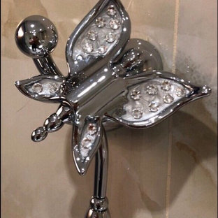 Großes Shabby-Chic Kinderbad mit farbigen Fliesen, Marmorfliesen, Wandwaschbecken, buntem Boden, Glasfronten, beigen Schränken, freistehender Badewanne, Nasszelle, Wandtoilette, bunten Wänden, Mosaik-Bodenfliesen, Marmor-Waschbecken/Waschtisch und offener Dusche in Sonstige
