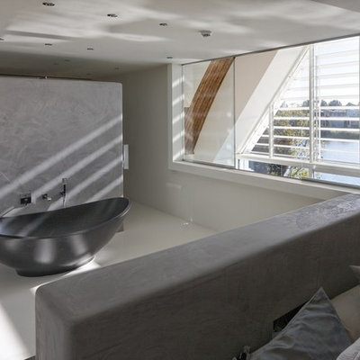 Freestanding bathtub - modern freestanding bathtub idea in Amsterdam