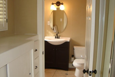 Kleines Uriges Badezimmer En Suite mit Badewanne in Nische, Duschbadewanne, Wandtoilette mit Spülkasten, beigen Fliesen, Keramikfliesen, beiger Wandfarbe, Keramikboden und integriertem Waschbecken in San Diego