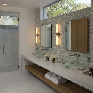Esempio di una grande stanza da bagno padronale minimal con lavabo a bacinella, doccia alcova, pareti bianche, pavimento con piastrelle in ceramica, nessun'anta, ante in legno scuro, piastrelle verdi, piastrelle bianche, piastrelle di vetro e top in quarzo composito