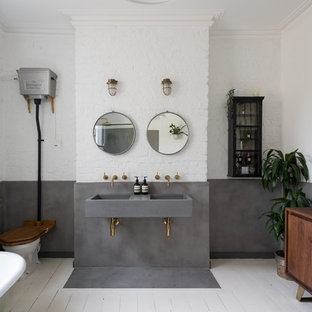 Idee per una grande stanza da bagno padronale minimal con ante lisce, ante in legno scuro, vasca freestanding, pareti bianche, pavimento in legno verniciato, lavabo sospeso, top in cemento, pavimento bianco e top grigio