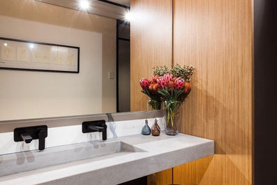 Ispirazione per una piccola stanza da bagno padronale minimalista con pistrelle in bianco e nero, piastrelle di marmo, lavabo integrato e top in cemento