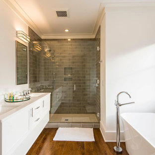 Idee per una stanza da bagno padronale classica di medie dimensioni con ante in stile shaker, ante bianche, vasca freestanding, doccia alcova, piastrelle grigie, pareti bianche, pavimento in legno massello medio, lavabo sottopiano, piastrelle in gres porcellanato, top in quarzo composito, porta doccia a battente e top bianco