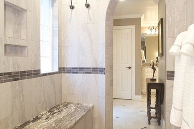 Foto på ett stort vintage en-suite badrum, med ett badkar i en alkov, en dusch/badkar-kombination, grå kakel, porslinskakel, grå väggar och mosaikgolv