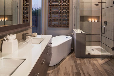 フェニックスにあるトランジショナルスタイルのおしゃれな浴室 (置き型浴槽、アンダーカウンター洗面器、白い洗面カウンター、ニッチ) の写真