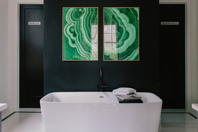 Modelo de cuarto de baño principal contemporáneo grande con bañera exenta, baldosas y/o azulejos negros, paredes negras, suelo de baldosas de cerámica y suelo blanco