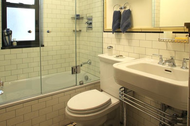 Bild på ett mellanstort vintage badrum med dusch, med öppna hyllor, en toalettstol med separat cisternkåpa, vita väggar, klinkergolv i keramik och ett piedestal handfat