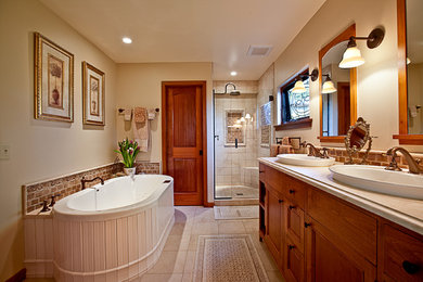 シアトルにあるトラディショナルスタイルのおしゃれな浴室の写真