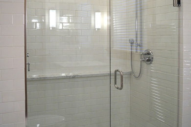 シーダーラピッズにあるお手頃価格のトランジショナルスタイルのおしゃれな浴室の写真