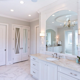 Geräumiges Klassisches Badezimmer En Suite mit Kassettenfronten, weißen Schränken, freistehender Badewanne, Doppeldusche, grauen Fliesen, Spiegelfliesen, grauer Wandfarbe, Marmorboden, Unterbauwaschbecken, Quarzwerkstein-Waschtisch, weißem Boden und offener Dusche in Cleveland