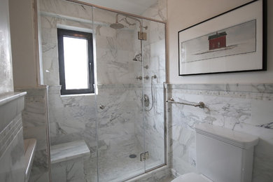 ニューヨークにあるラグジュアリーなトランジショナルスタイルのおしゃれな浴室の写真