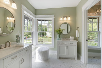 Diseño de cuarto de baño principal clásico de tamaño medio con armarios con paneles empotrados, puertas de armario blancas, paredes verdes y lavabo bajoencimera