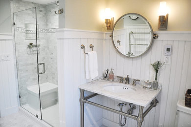 Immagine di una stanza da bagno con doccia classica di medie dimensioni con doccia alcova, WC a due pezzi, piastrelle grigie, piastrelle in pietra, pareti verdi, pavimento in marmo, lavabo sottopiano e top in marmo