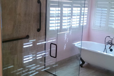 Свежая идея для дизайна: главная ванная комната среднего размера в стиле модернизм с фасадами островного типа, темными деревянными фасадами, накладной ванной, угловым душем, раздельным унитазом, бежевой плиткой, керамогранитной плиткой, серыми стенами, полом из керамогранита, монолитной раковиной, стеклянной столешницей, серым полом, душем с распашными дверями и синей столешницей - отличное фото интерьера