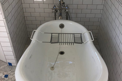 Foto de cuarto de baño principal de tamaño medio con bañera con patas
