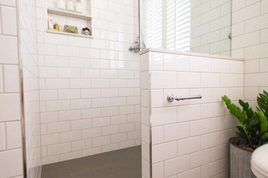 Источник вдохновения для домашнего уюта: маленькая главная ванная комната в классическом стиле с фасадами в стиле шейкер, белыми фасадами, открытым душем, унитазом-моноблоком, белой плиткой, плиткой кабанчик, белыми стенами, полом из керамогранита, подвесной раковиной, столешницей из искусственного кварца, серым полом и открытым душем для на участке и в саду