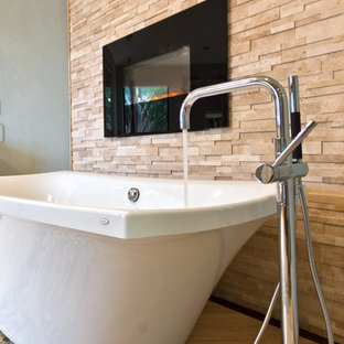 Inspiration för ett stort funkis en-suite badrum, med ett fristående handfat, luckor med upphöjd panel, grå skåp, bänkskiva i kvartsit, ett fristående badkar, en kantlös dusch, en toalettstol med hel cisternkåpa, beige kakel, kakel i småsten, gröna väggar och vinylgolv