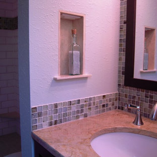 Idee per una piccola stanza da bagno chic con lavabo sottopiano, ante in stile shaker, ante in legno bruno, top in marmo, doccia alcova, piastrelle multicolore, piastrelle di vetro, pareti blu e pavimento in marmo