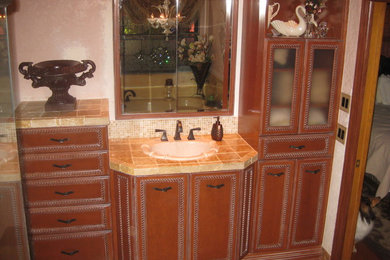 タンパにあるエクレクティックスタイルのおしゃれな浴室の写真