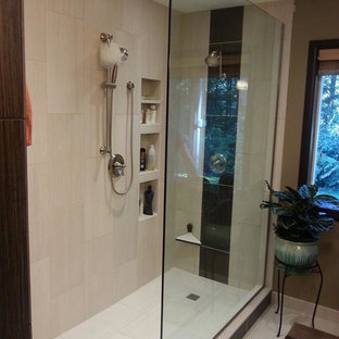 Esempio di una grande stanza da bagno padronale moderna con doccia aperta, piastrelle beige, piastrelle in gres porcellanato, pareti marroni e pavimento in gres porcellanato