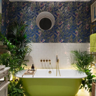 Esempio di una stanza da bagno padronale bohémian con vasca freestanding, pareti multicolore, piastrelle bianche e piastrelle diamantate