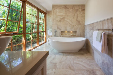 Diseño de cuarto de baño principal con bañera exenta