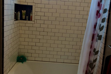 Diseño de cuarto de baño clásico con bañera empotrada, combinación de ducha y bañera, baldosas y/o azulejos blancos y baldosas y/o azulejos de porcelana