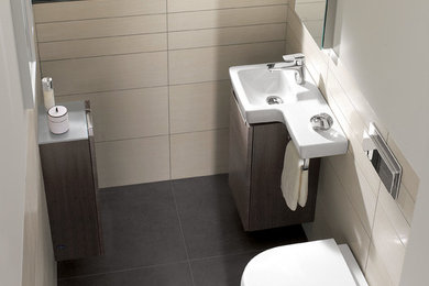 Modelo de cuarto de baño contemporáneo pequeño con sanitario de pared, paredes blancas y aseo y ducha
