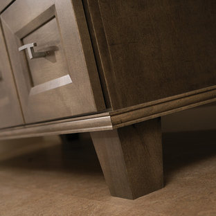 Inspiration för mellanstora klassiska beige en-suite badrum, med möbel-liknande, skåp i mellenmörkt trä, beige kakel, beige väggar, korkgolv, ett undermonterad handfat, bänkskiva i akrylsten och brunt golv