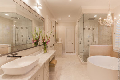 Inspiration pour une salle de bain principale minimaliste de taille moyenne avec une vasque, un placard avec porte à panneau encastré, un plan de toilette en marbre, une baignoire indépendante et un sol en marbre.