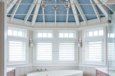 Maritimes Badezimmer En Suite mit hellbraunen Holzschränken, freistehender Badewanne, beiger Wandfarbe, beigem Boden und Schrankfronten mit vertiefter Füllung in Raleigh