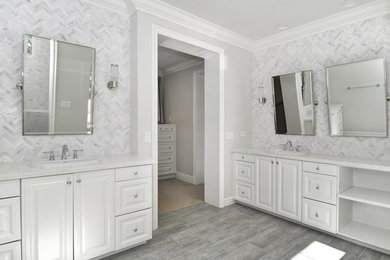 オレンジカウンティにある高級なトランジショナルスタイルのおしゃれな浴室 (レイズドパネル扉のキャビネット、グレーのタイル、大理石タイル、磁器タイルの床、グレーの床) の写真