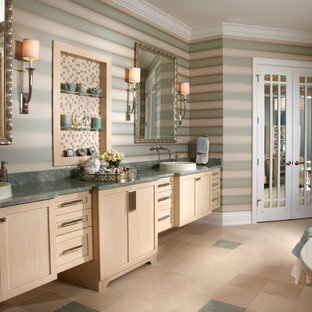 Foto di una stanza da bagno tropicale con ante in stile shaker, vasca freestanding e top verde