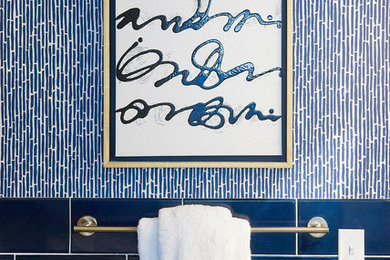 Foto de cuarto de baño costero de tamaño medio con baldosas y/o azulejos azules, baldosas y/o azulejos de cerámica y paredes azules