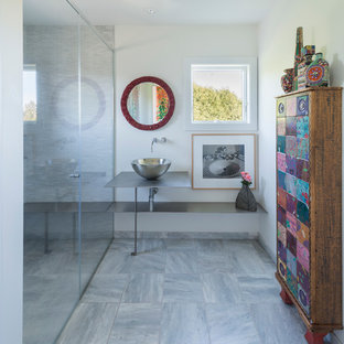 Ispirazione per una stanza da bagno padronale bohémian di medie dimensioni con pareti bianche, pavimento in marmo, top in zinco, doccia a filo pavimento, piastrelle grigie e lavabo a bacinella