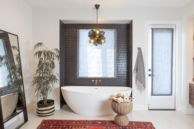 サンディエゴにあるコンテンポラリースタイルのおしゃれな浴室 (置き型浴槽、グレーのタイル、白い壁、ベージュの床) の写真