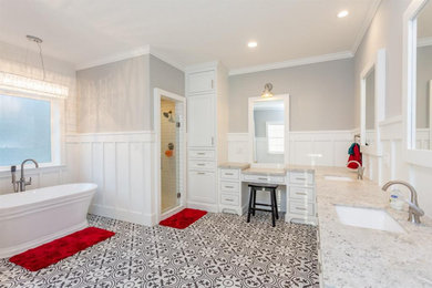 Inspiration för stora moderna grått en-suite badrum, med skåp i shakerstil, vita skåp, ett fristående badkar, en hörndusch, en toalettstol med hel cisternkåpa, vita väggar, vinylgolv, ett undermonterad handfat, flerfärgat golv, dusch med gångjärnsdörr och granitbänkskiva