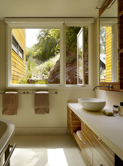 Modern Bathroom by John Maniscalco Architecture