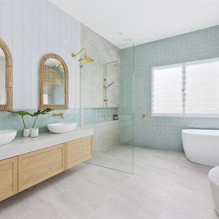 This is an example of a tropical bathroom in Sydney.