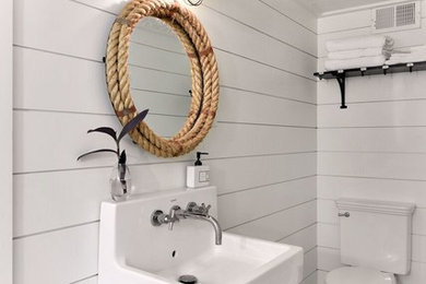 Inspiration för små maritima badrum med dusch, med en toalettstol med hel cisternkåpa, vita väggar, marmorgolv och ett väggmonterat handfat