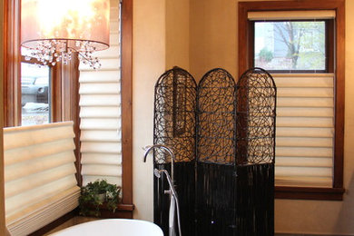 Ejemplo de cuarto de baño principal rústico con bañera exenta, baldosas y/o azulejos multicolor, baldosas y/o azulejos en mosaico, paredes beige y suelo de baldosas de cerámica