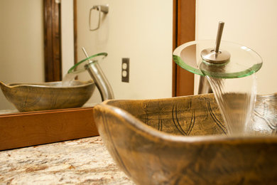 Cette photo montre une douche en alcôve principale tendance en bois brun de taille moyenne avec un placard à porte shaker, un carrelage beige, des carreaux de porcelaine, un mur beige, un sol en carrelage de céramique, une vasque, un plan de toilette en granite et une cabine de douche à porte coulissante.