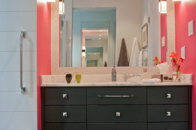 This is an example of a contemporary bathroom in Montreal.