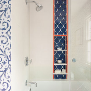 Idee per una stanza da bagno per bambini tropicale di medie dimensioni con ante lisce, ante in legno bruno, vasca ad alcova, doccia alcova, WC a due pezzi, piastrelle bianche, piastrelle in gres porcellanato, pareti blu, pavimento con piastrelle in ceramica, lavabo sottopiano, top in quarzo composito, pavimento arancione, porta doccia scorrevole e top bianco