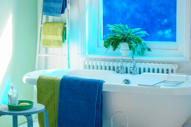 Cette image montre une salle de bain traditionnelle avec une baignoire sur pieds et un mur blanc.
