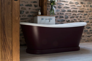 Diseño de cuarto de baño tradicional con bañera exenta