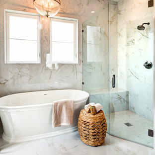 Inspiration för stora shabby chic-inspirerade flerfärgat en-suite badrum, med möbel-liknande, skåp i ljust trä, ett fristående badkar, en hörndusch, en toalettstol med hel cisternkåpa, flerfärgad kakel, marmorkakel, flerfärgade väggar, marmorgolv, ett undermonterad handfat, marmorbänkskiva, flerfärgat golv och dusch med gångjärnsdörr